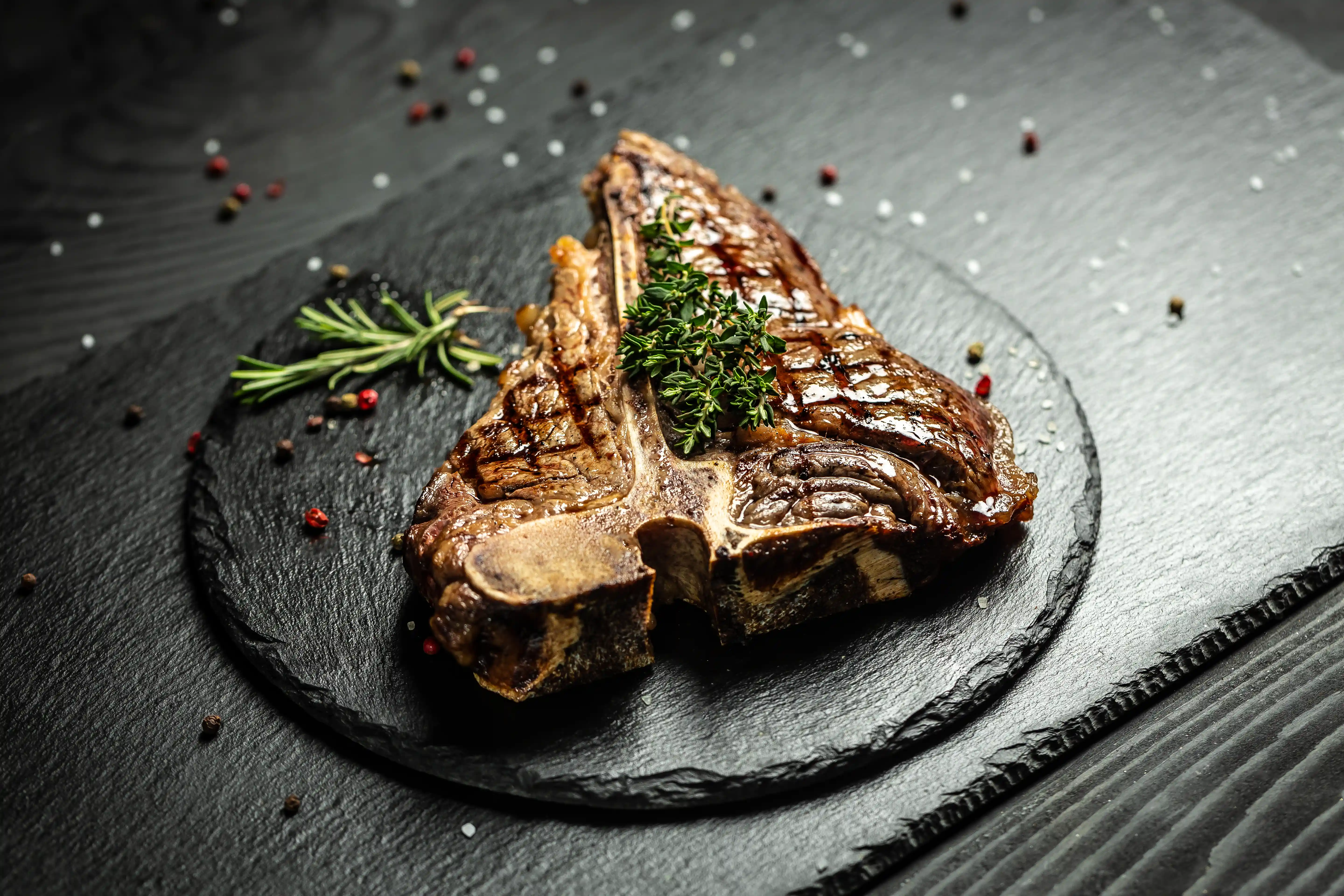 Plato de carne servido en restaurante Los Sarangos