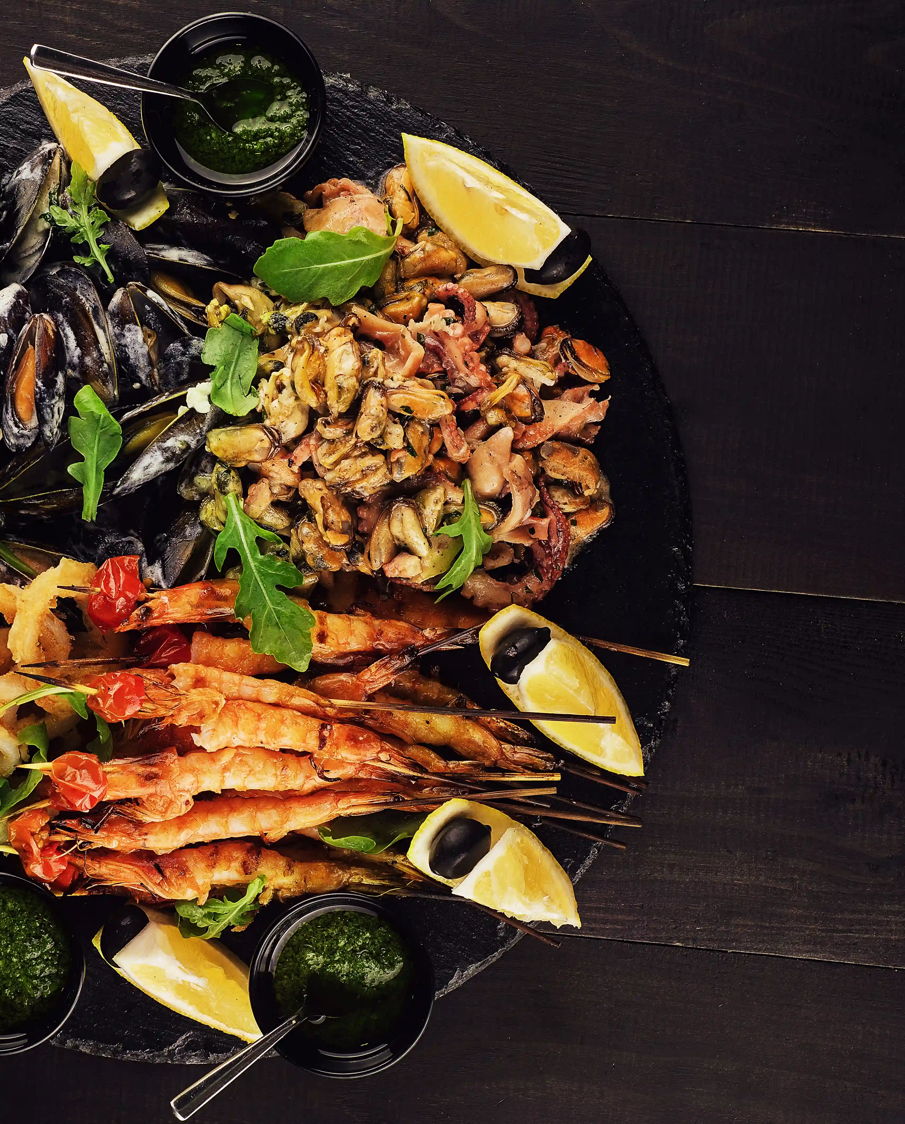 Plato de mariscos servido en Los Sarangos